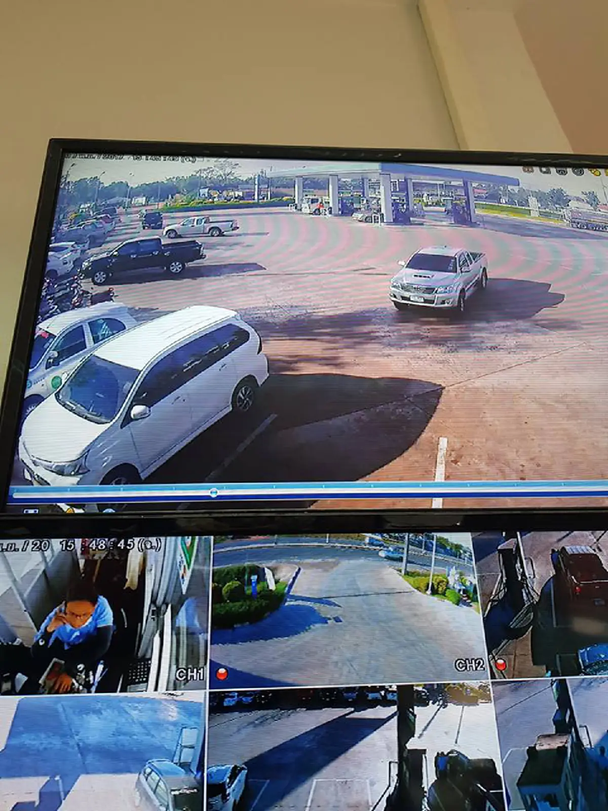 เเต่งเต็มยศ..ผู้ยิ่งใหญ่!! "สาวโพสต์"ทวงความยุติธรรม..เจอ"คนมีสี"เปิดประตูกระเเทกจังๆ!!รถบุบยับ..ไปเเจ้งความ"ตร."บอกเขาคงไม่ตั้งใจ??(มีคลิป)