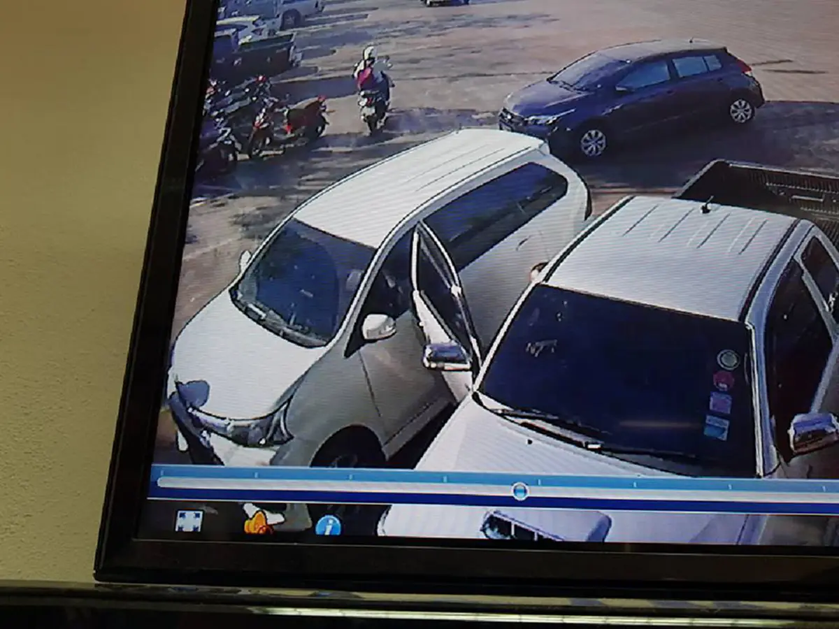 เเต่งเต็มยศ..ผู้ยิ่งใหญ่!! "สาวโพสต์"ทวงความยุติธรรม..เจอ"คนมีสี"เปิดประตูกระเเทกจังๆ!!รถบุบยับ..ไปเเจ้งความ"ตร."บอกเขาคงไม่ตั้งใจ??(มีคลิป)