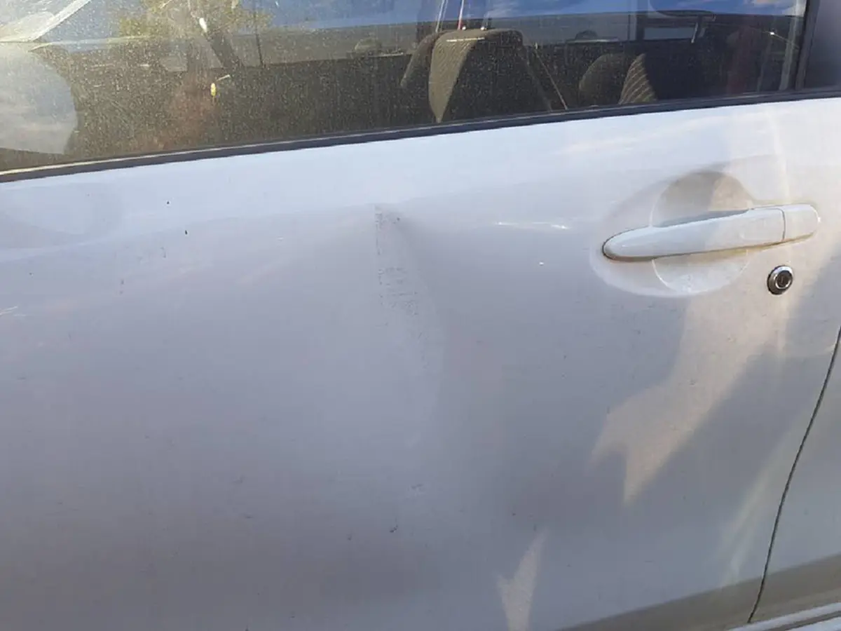 เเต่งเต็มยศ..ผู้ยิ่งใหญ่!! "สาวโพสต์"ทวงความยุติธรรม..เจอ"คนมีสี"เปิดประตูกระเเทกจังๆ!!รถบุบยับ..ไปเเจ้งความ"ตร."บอกเขาคงไม่ตั้งใจ??(มีคลิป)