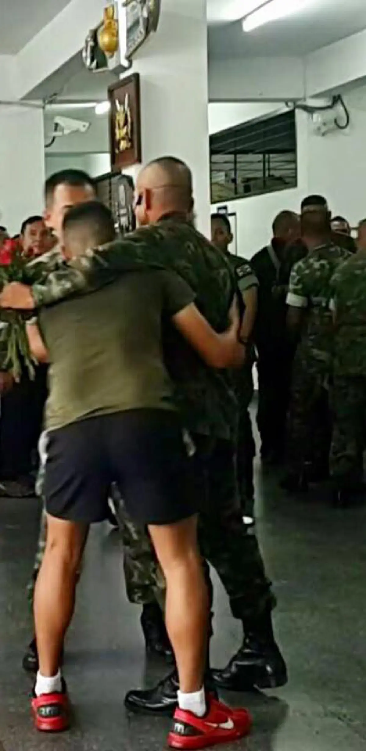 บทพิสูจน์หัวใจ!!! นักรบพิเศษ Recon ตบเท้ายืนเคียงข้างครูฝึก หลังพล.ร.ต.นอกราชการ บุกอาละวาดข่มขู่ ยึดปืน M44 ฉุนลูกชายฝึกบาดเจ็บพ้นสภาพนร.!?