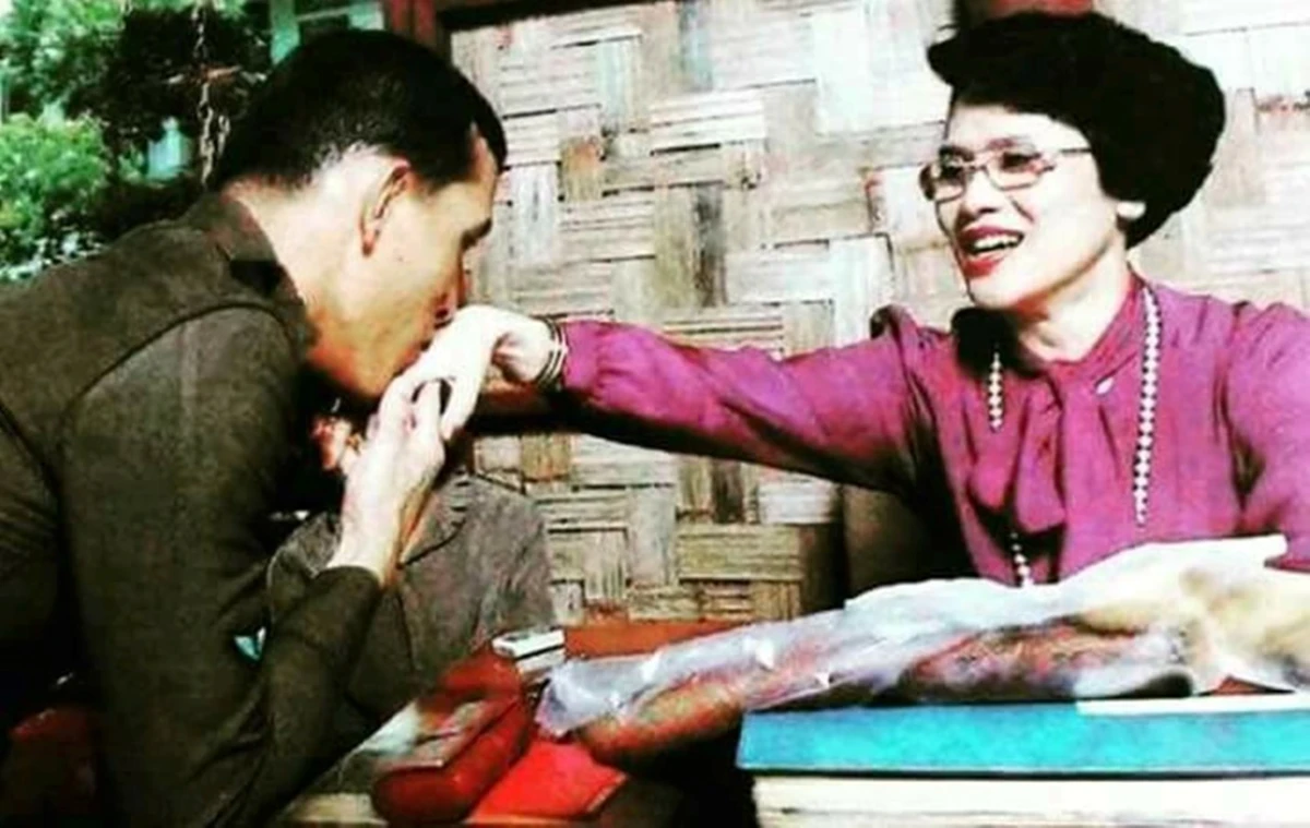 ชายรักแม่..สุดหัวใจ !! พระราชนิพนธ์ใน "สมเด็จพระเจ้าอยู่หัว มหาวชิราลงกรณฯ" บทกลอนสุดซาบซึ้งสะท้อนถึงความรักที่มีต่อ "สมเด็จแม่" อย่างล้นพ้น