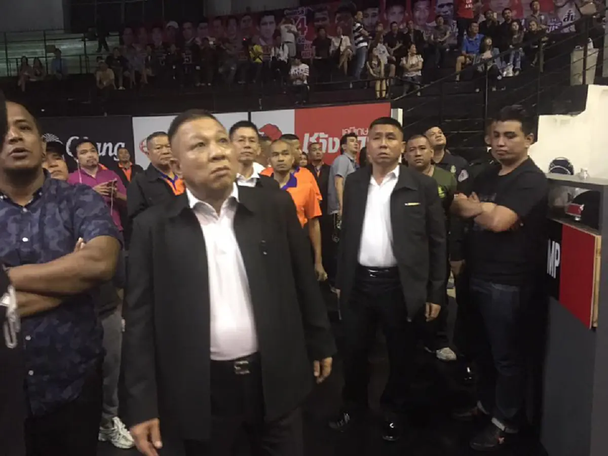 ฉาวอีกเเล้ว.."มวยไทย"!! "ลุมพินี" สั่งฟันโทษ "2กรรมการ"..ศึกเกียรติเพชร ตัดสิน"ฉลามขาว"เเพ้ค้านสายตา!! ทำเเฟนมวยทั้ง"วิกทหาร"เดือด!!(ชมคลิป)