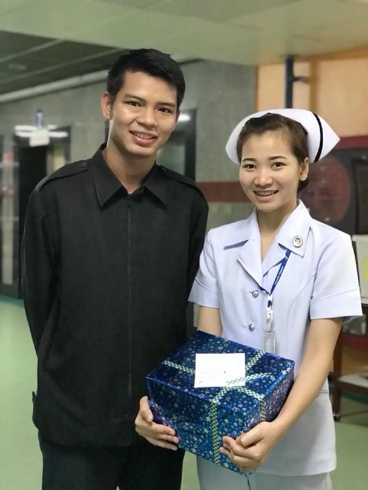 มือไม้สั่นค่ะพี่!! เมื่อแฟนหนุ่มทำเซอร์ไพรส์แฟนพยาบาลสาวสวย มาดูอาการดีใจหลังจากเปิดของขวัญ คงต้องบอกว่าน่าอิจฉาหนักมาก (คลิป)