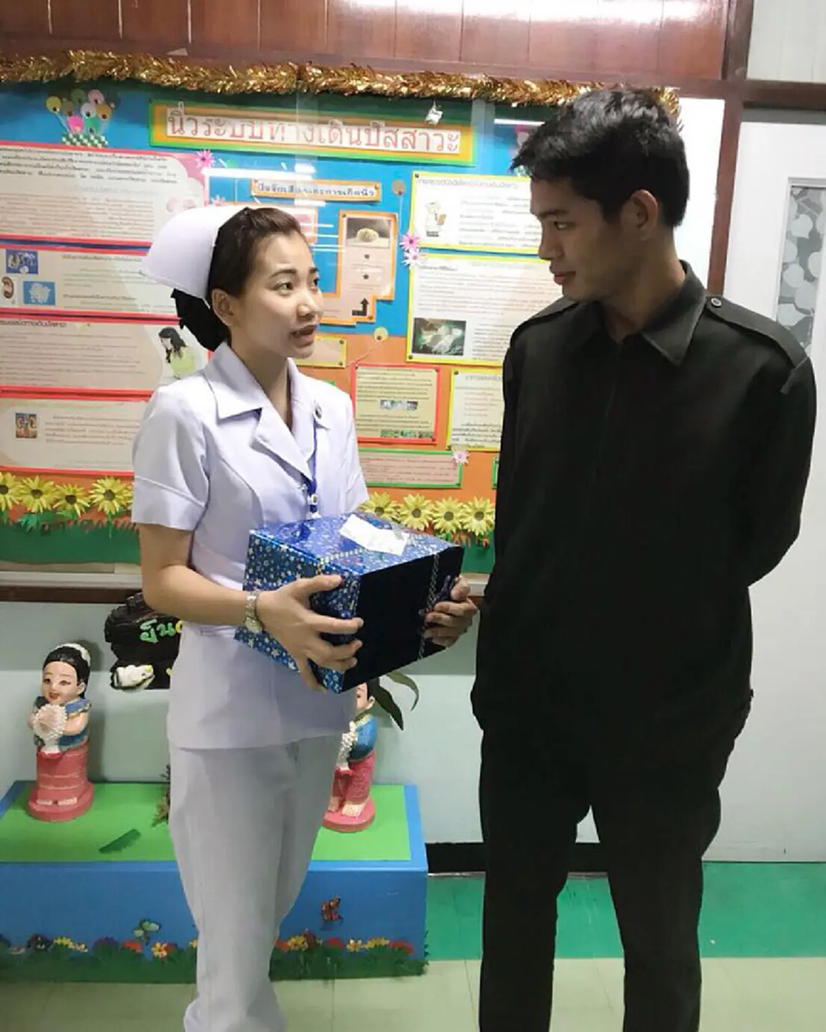 มือไม้สั่นค่ะพี่!! เมื่อแฟนหนุ่มทำเซอร์ไพรส์แฟนพยาบาลสาวสวย มาดูอาการดีใจหลังจากเปิดของขวัญ คงต้องบอกว่าน่าอิจฉาหนักมาก (คลิป)