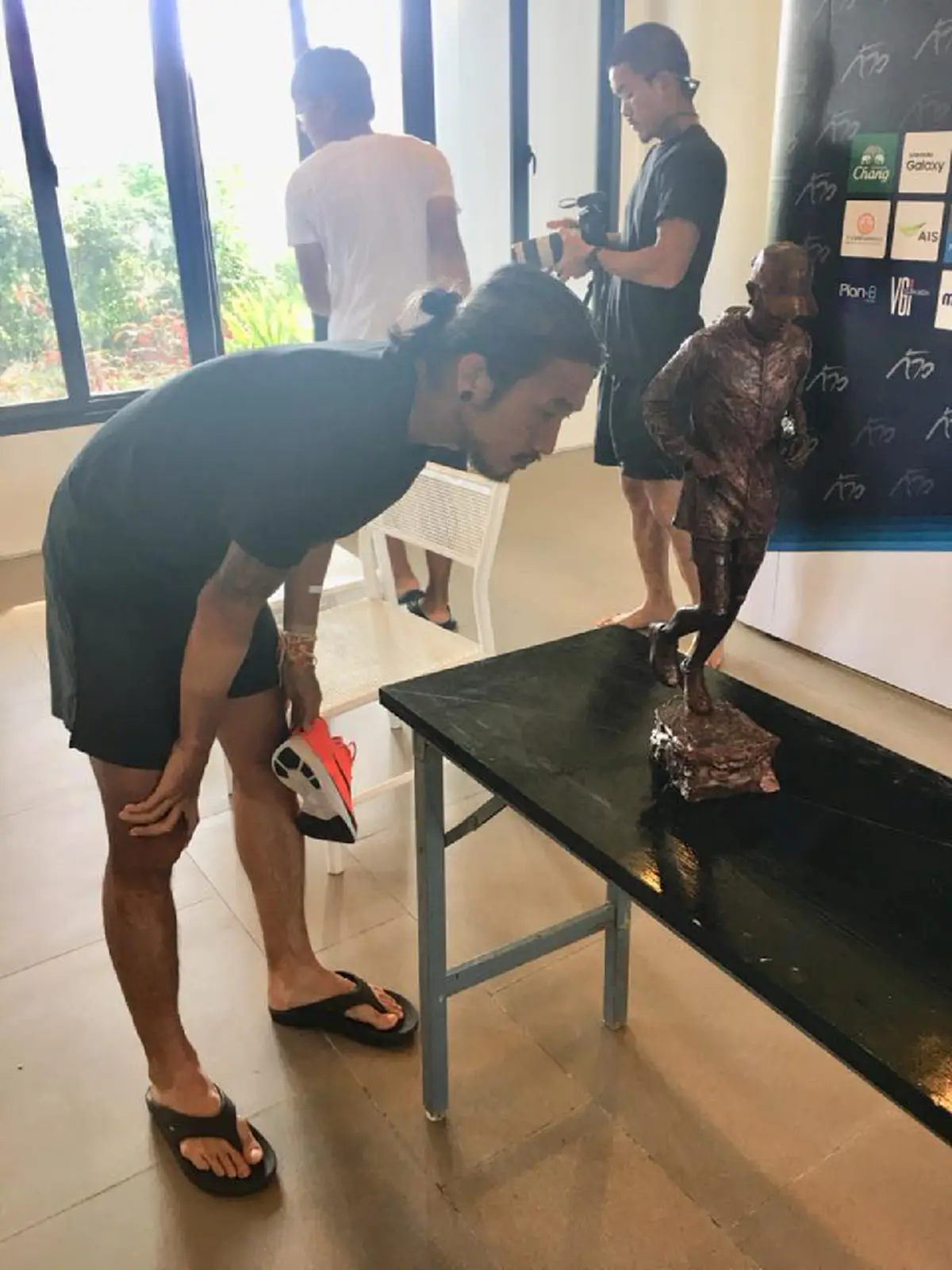 ดูสดชื่นขึ้นเยอะเลย"พี่ตูน" !! "ตูน บอดี้สเเลม" รับมอบ "รูปปั้น" ให้กำลังใจจากมือ "อ.เกียร์" ...พร้อมโพสต์ขอบคุณสุดซึ้ง..."รัก" !!  (ชมภาพ)