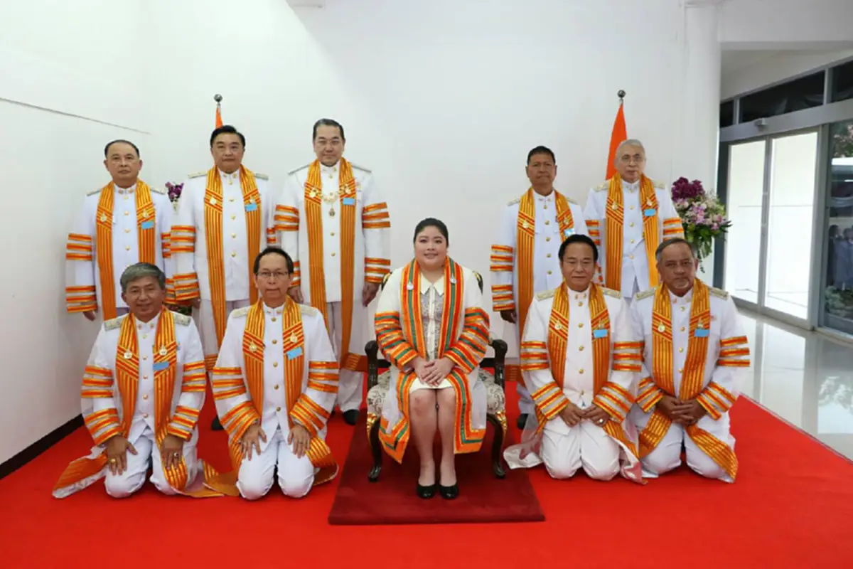 พระเจ้าหลานเธอ พระองค์เจ้าอทิตยาทรกิติคุณ ทรงเข้ารับพระราชทานปริญญาดุษฎีบัณฑิตกิตติมศักดิ์ จากสมเด็จพระเทพรัตนราชสุดาฯ สยามบรมราชกุมารี