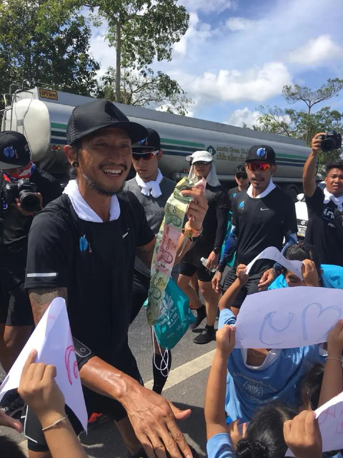 นานวันยิ่งศรัทธา!!เรื่องราวสุดซึ้งเมื่อพี่ตูนวิ่งผ่านร.ร.อนุบาลได้ยินเสียงหนูน้อยร้องเชียร์ รีบวิ่งข้ามถนนไปหาเกิดภาพประทับใจสุดบรรยาย(คลิป)