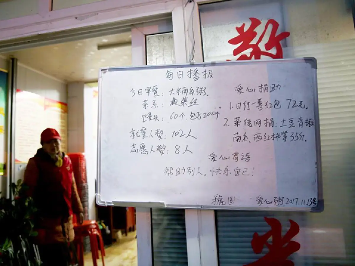 หัวใจนางฟ้า! หญิงใจบุญ ทำอาหารเช้าแจกฟรีให้คนแก่ คนกวาดถนนและคนพิการฟรีๆ โดยที่ไม่คิดค่าใช้จ่ายใดๆทั้งสิ้น