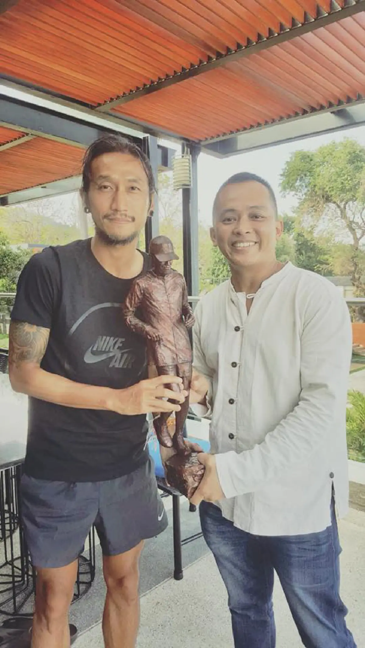 ดูสดชื่นขึ้นเยอะเลย"พี่ตูน" !! "ตูน บอดี้สเเลม" รับมอบ "รูปปั้น" ให้กำลังใจจากมือ "อ.เกียร์" ...พร้อมโพสต์ขอบคุณสุดซึ้ง..."รัก" !!  (ชมภาพ)