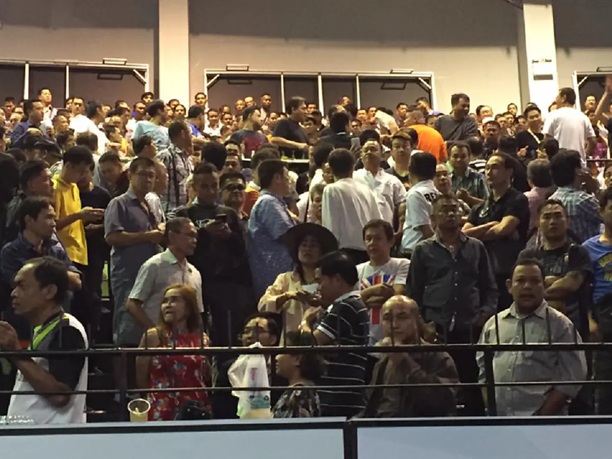 ฉาวอีกเเล้ว.."มวยไทย"!! "ลุมพินี" สั่งฟันโทษ "2กรรมการ"..ศึกเกียรติเพชร ตัดสิน"ฉลามขาว"เเพ้ค้านสายตา!! ทำเเฟนมวยทั้ง"วิกทหาร"เดือด!!(ชมคลิป)