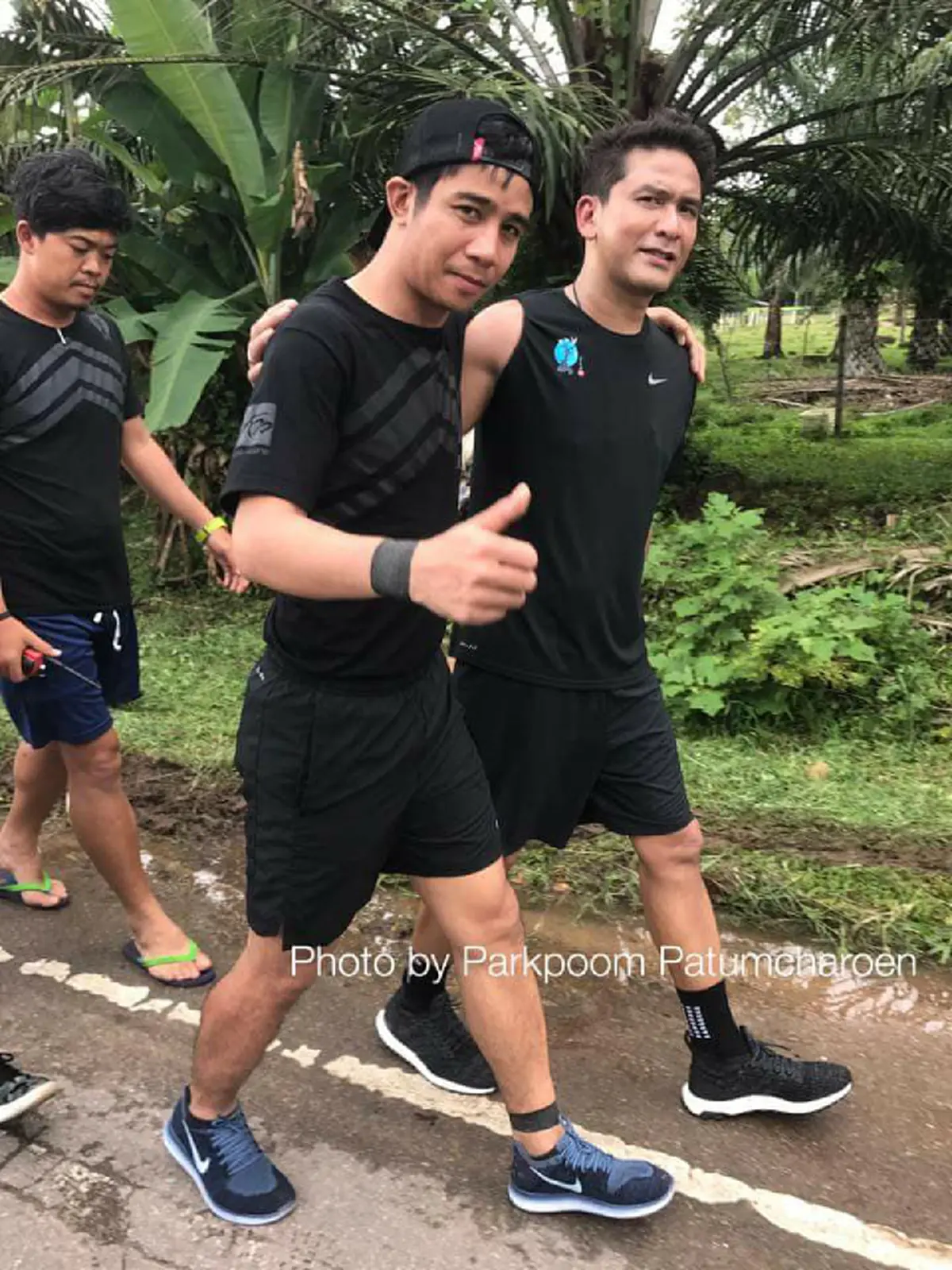 ก้าวคนละก้าว..เรื่องจริง!! ช่างภาพจิตอาสาแชร์โมเม้นท์ประทับใจ พระเอกดังบังเอิญมาเจอนักร้องยอดนิยม รวมพลัง "พี่ตูน"...คำบรรยายทำน้ำตาซึม!!?