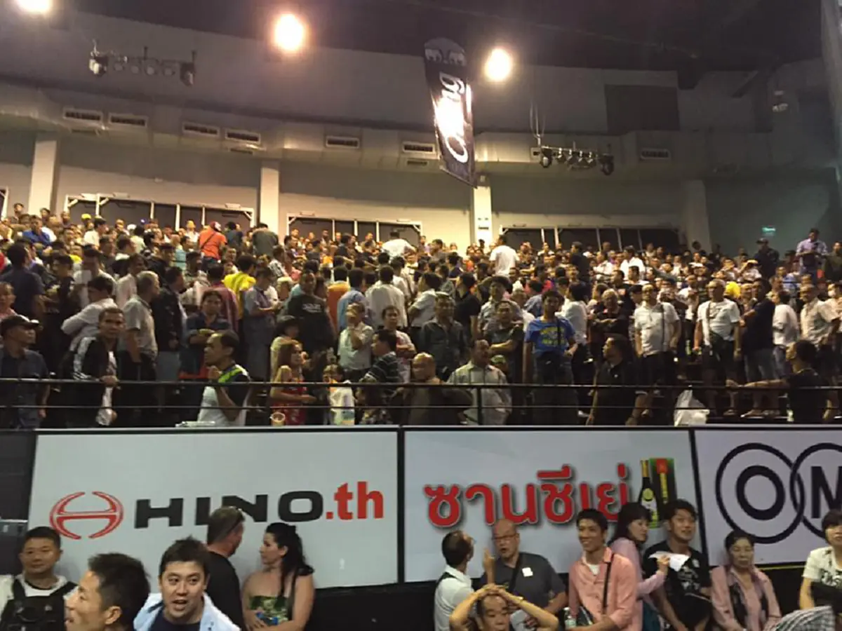 ฉาวอีกเเล้ว.."มวยไทย"!! "ลุมพินี" สั่งฟันโทษ "2กรรมการ"..ศึกเกียรติเพชร ตัดสิน"ฉลามขาว"เเพ้ค้านสายตา!! ทำเเฟนมวยทั้ง"วิกทหาร"เดือด!!(ชมคลิป)