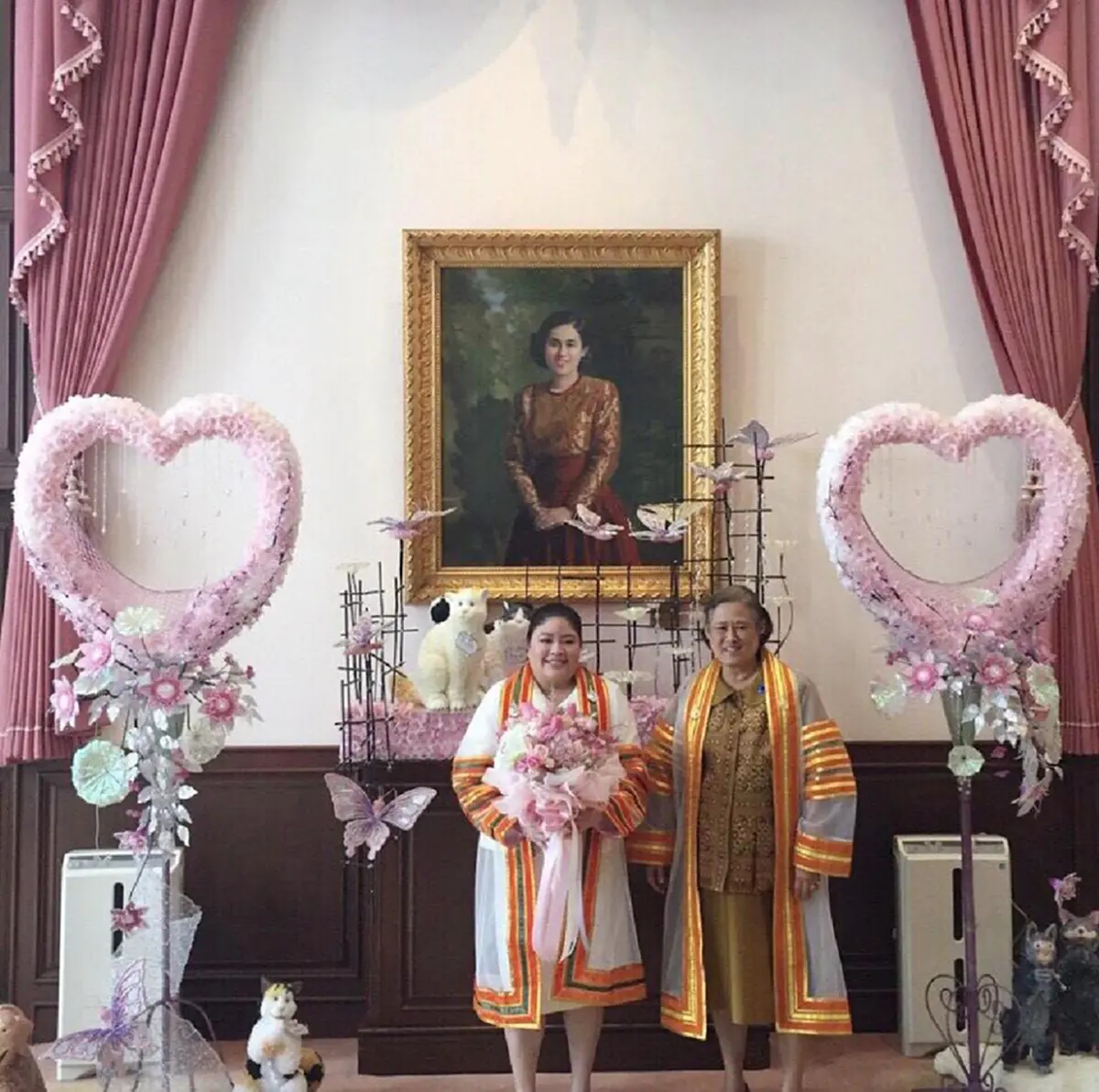 พระเจ้าหลานเธอ พระองค์เจ้าอทิตยาทรกิติคุณ ทรงเข้ารับพระราชทานปริญญาดุษฎีบัณฑิตกิตติมศักดิ์ จากสมเด็จพระเทพรัตนราชสุดาฯ สยามบรมราชกุมารี