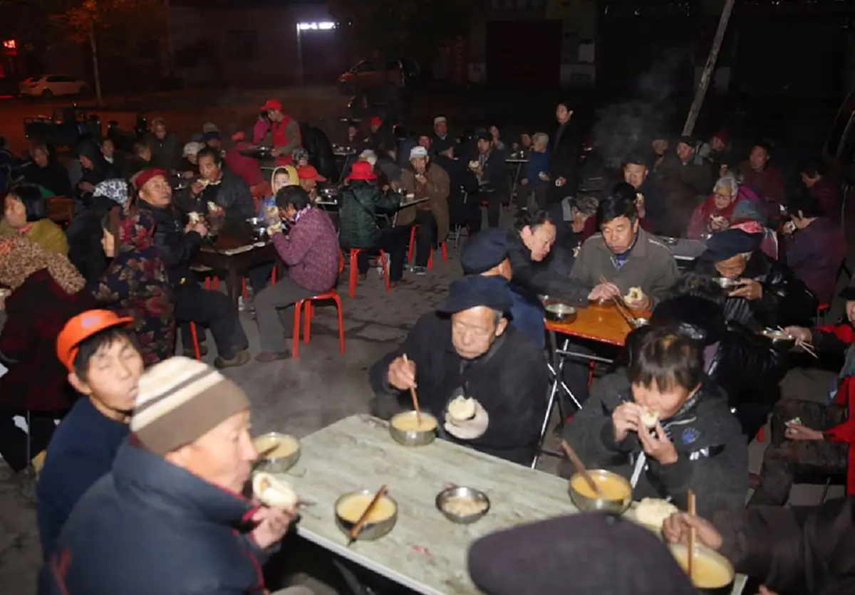 หัวใจนางฟ้า! หญิงใจบุญ ทำอาหารเช้าแจกฟรีให้คนแก่ คนกวาดถนนและคนพิการฟรีๆ โดยที่ไม่คิดค่าใช้จ่ายใดๆทั้งสิ้น