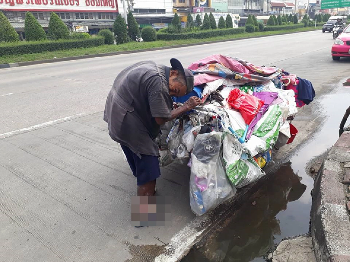 จิตอาสามันอยู่ที่ใจ!! แห่ชื่นชม หนุ่มใจงามเจอคุณลุงป่วยเป็นโรคเท้าช้างมีแผลเปื่อย รีบเข้าไปช่วยล้างแผลให้ฟรีๆโดยไม่มีท่าทีรังเกียจ (คลิป)