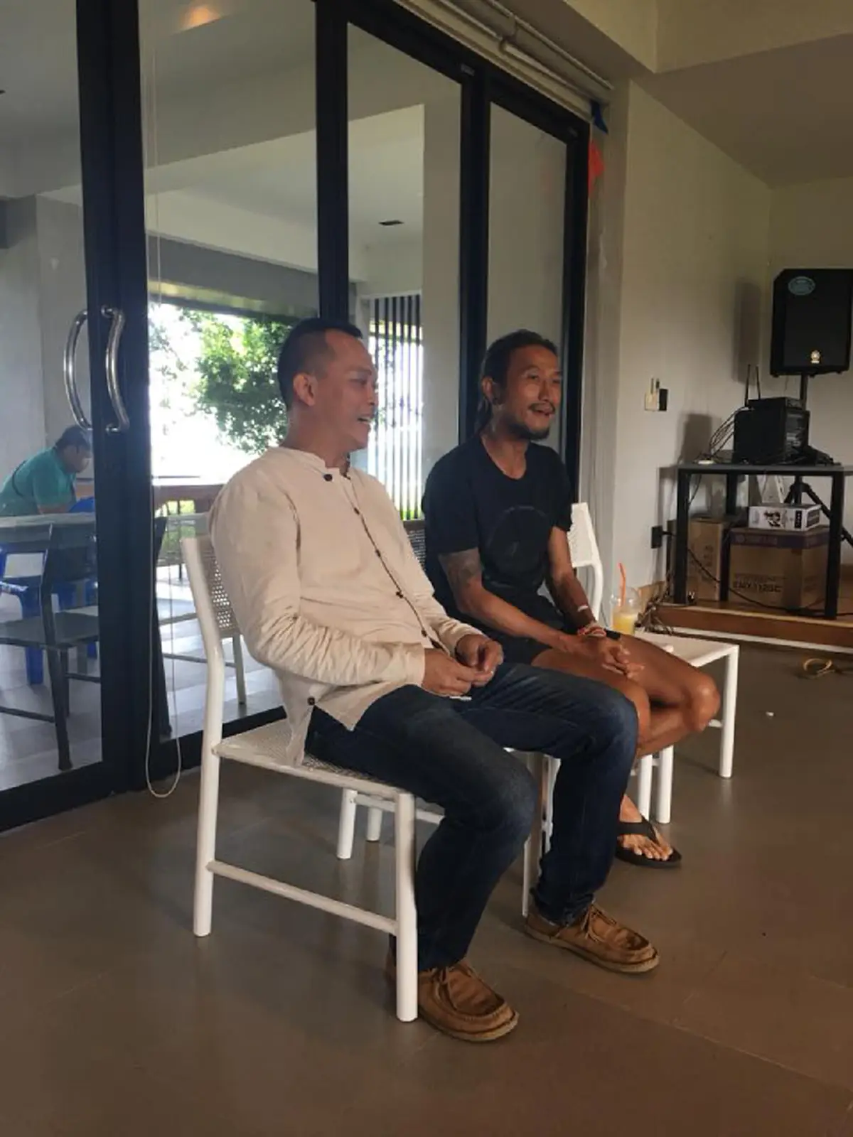 ดูสดชื่นขึ้นเยอะเลย"พี่ตูน" !! "ตูน บอดี้สเเลม" รับมอบ "รูปปั้น" ให้กำลังใจจากมือ "อ.เกียร์" ...พร้อมโพสต์ขอบคุณสุดซึ้ง..."รัก" !!  (ชมภาพ)