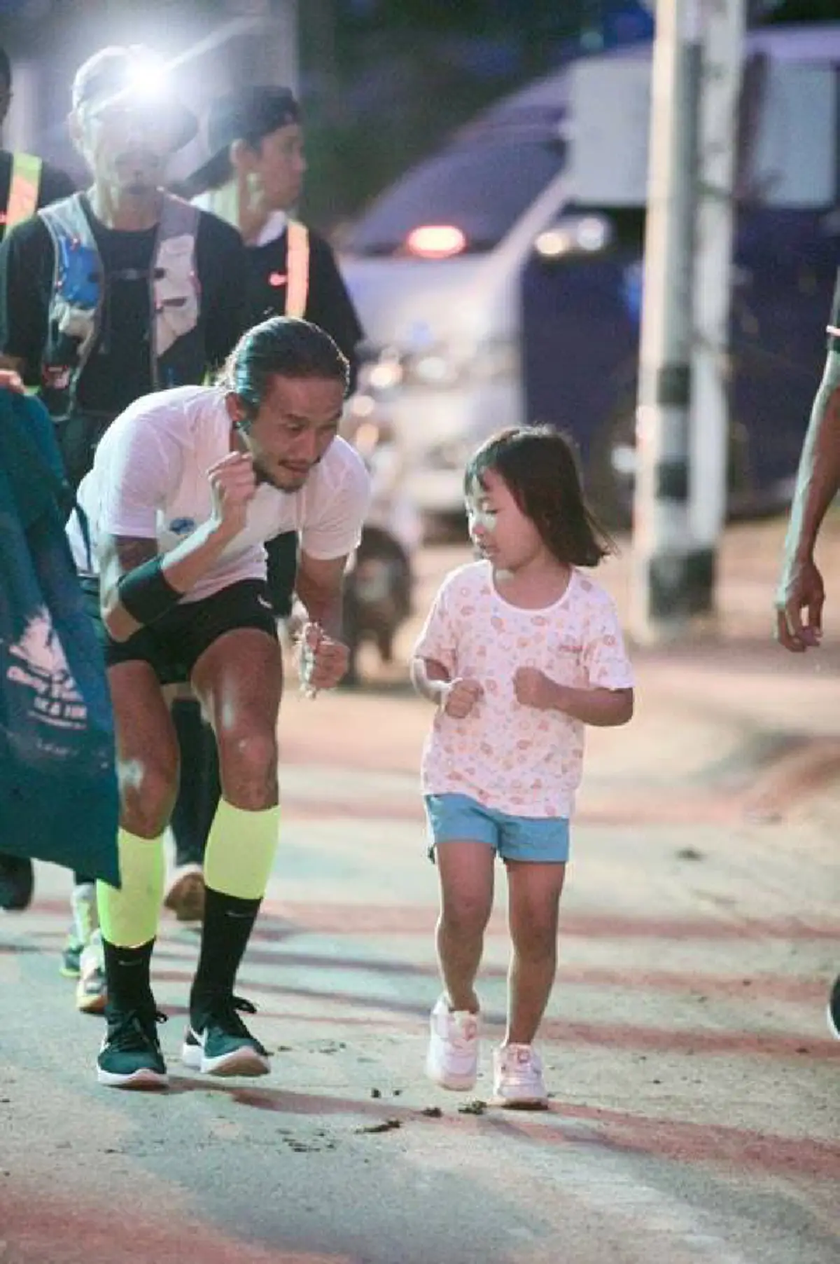 ดูสดชื่นขึ้นเยอะเลย"พี่ตูน" !! "ตูน บอดี้สเเลม" รับมอบ "รูปปั้น" ให้กำลังใจจากมือ "อ.เกียร์" ...พร้อมโพสต์ขอบคุณสุดซึ้ง..."รัก" !!  (ชมภาพ)