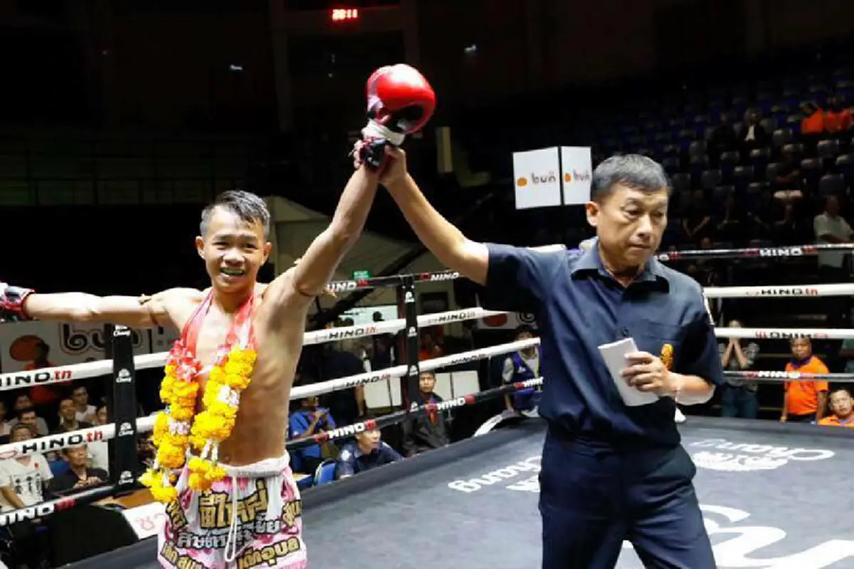 ฉาวอีกเเล้ว.."มวยไทย"!! "ลุมพินี" สั่งฟันโทษ "2กรรมการ"..ศึกเกียรติเพชร ตัดสิน"ฉลามขาว"เเพ้ค้านสายตา!! ทำเเฟนมวยทั้ง"วิกทหาร"เดือด!!(ชมคลิป)