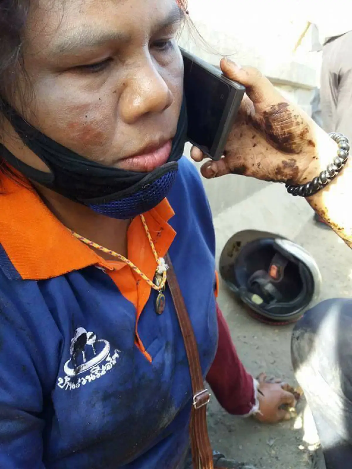 นาทีหวีดระทึก !?! คุณป้ารถล้มลื่นไถลติดใต้ท้องรถ นักเรียนสาวรีบมุดเข้าไปช่วยจนเปื้อนไปทั้งตัว....ไม่เคยรู้จักกันแต่ทำให้ถึงขนาดนี้!  (มีภาพ)