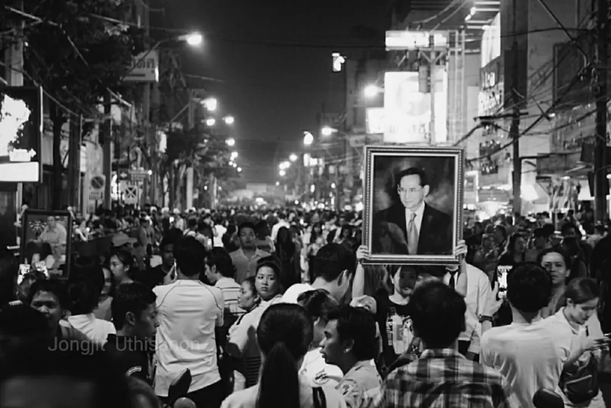 "ใกล้ตุลา...มาบรรจบวันครบรอบ....รำลึกถึงหัวใจแทบสลาย"  ย้อนประมวลภาพเหตุการณ์ ในหลวงรัชกาลที่9 เสด็จสู่สวรรคาลัย