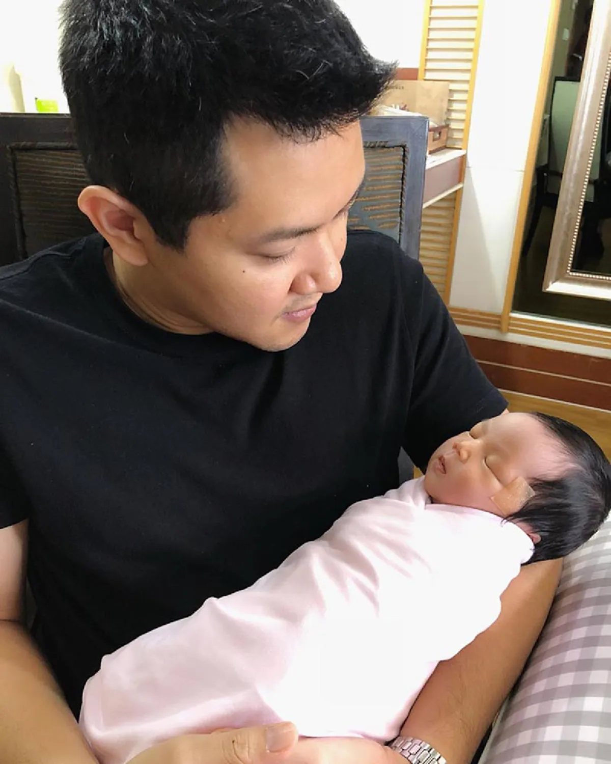 สตรองสุดๆ "เป้ย ปานวาด" เปิดใจสถานะครอบครัว ในวันที่ชีวิตไร้มือที่สาม