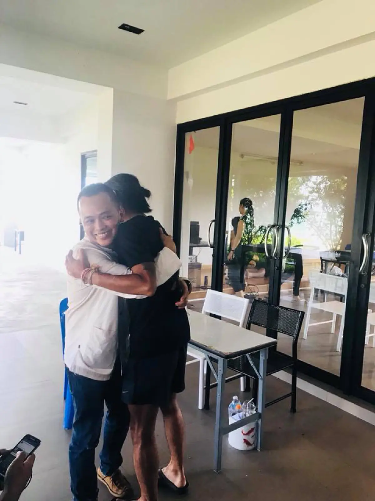 ดูสดชื่นขึ้นเยอะเลย"พี่ตูน" !! "ตูน บอดี้สเเลม" รับมอบ "รูปปั้น" ให้กำลังใจจากมือ "อ.เกียร์" ...พร้อมโพสต์ขอบคุณสุดซึ้ง..."รัก" !!  (ชมภาพ)