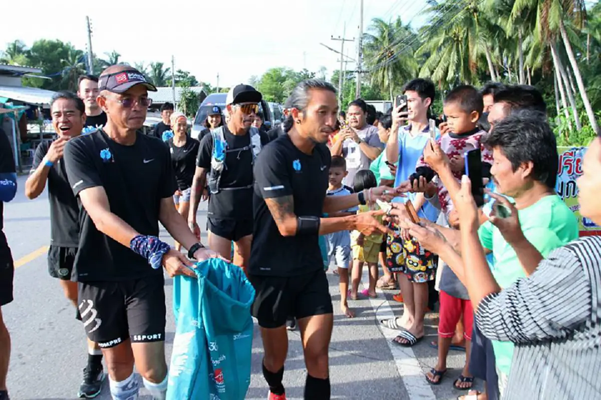 อีกหนึ่งกำลังใจสำคัญจากครอบครัว !! "คุณพ่อ" มั่นใจในตัว"ลูกชาย"..เชื่อ "ตูน" ทำสำเร็จ!! หลังล่าสุดวิ่งทะลุ"900กม."เเล้ว (คลิป,ภาพ)