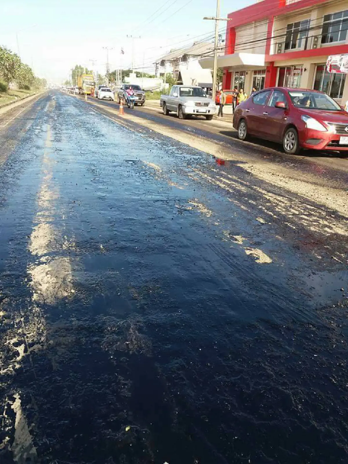 นาทีหวีดระทึก !?! คุณป้ารถล้มลื่นไถลติดใต้ท้องรถ นักเรียนสาวรีบมุดเข้าไปช่วยจนเปื้อนไปทั้งตัว....ไม่เคยรู้จักกันแต่ทำให้ถึงขนาดนี้!  (มีภาพ)