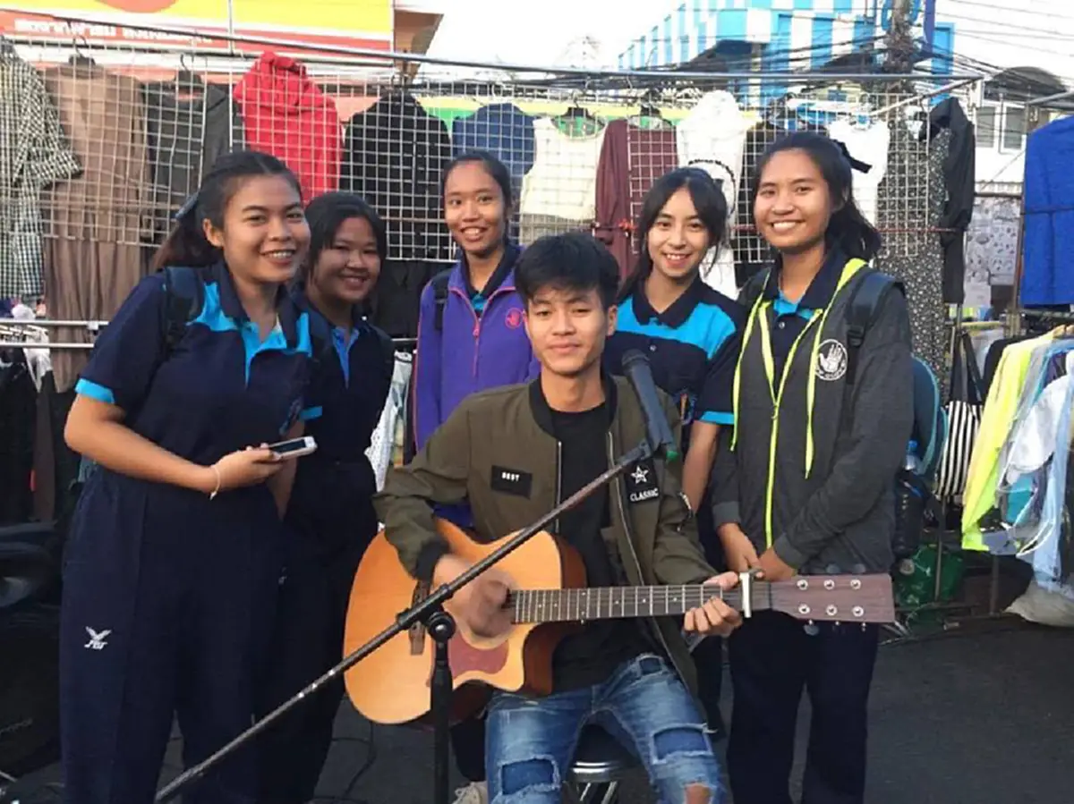 คืนเดียว...คนดูเป็นแสน!!! หนุ่มหน้าตาดีดีดกีตาร์ร้องเพลง ไม่กี่นาทีทำคนรอบข้างปรบมือสนั่น ชาวโซเชียลคอมเฟิร์ม ฟังแล้วเคลิ้มสุดๆ!?!