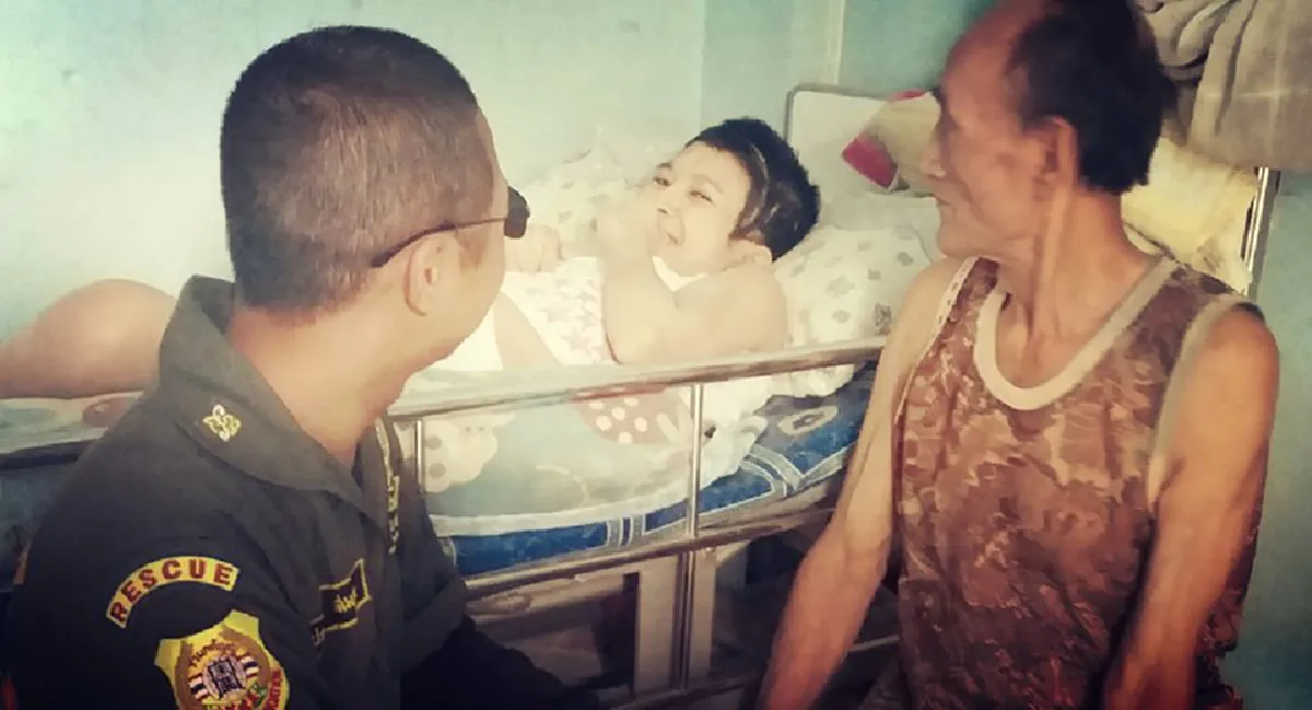 ร่องรอยความปวดร้าว!! เด็กสาววัย 10 ขวบ ถูกกระสุนปริศนายิงเข้าขมับทะลุ อัมพาต บ้านยากจนคุณตาต้องถอดประตูห้องน้ำให้น้องรองนอน