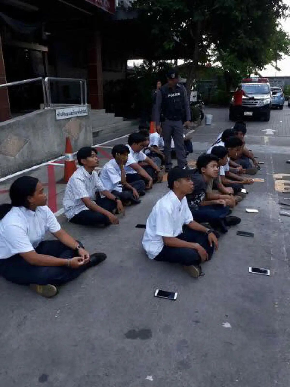 ไปเรียนหรือไปทำสงคราม!! อาวุธเพียบ "นักเรียน-นักเลง" โรงเรียนเดิมอีกแล้ว  รู้ไม๊ชาวบ้านเขาเดือดร้อน!! (เจอดี-มีคลิป)