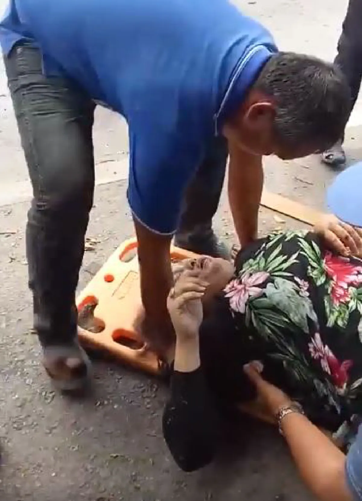 เราไม่ได้เอาไป!! หญิงอ้างถูกกู้ภัยขโมย "แหวนเพชร" ขณะช่วยเหลือ  โต้พัลวัน ไม่ได้ทำ!! ดูกันชัดๆ ตอนช่วยไม่มีแหวน เต็มๆตาไปเลย  (คลิป)