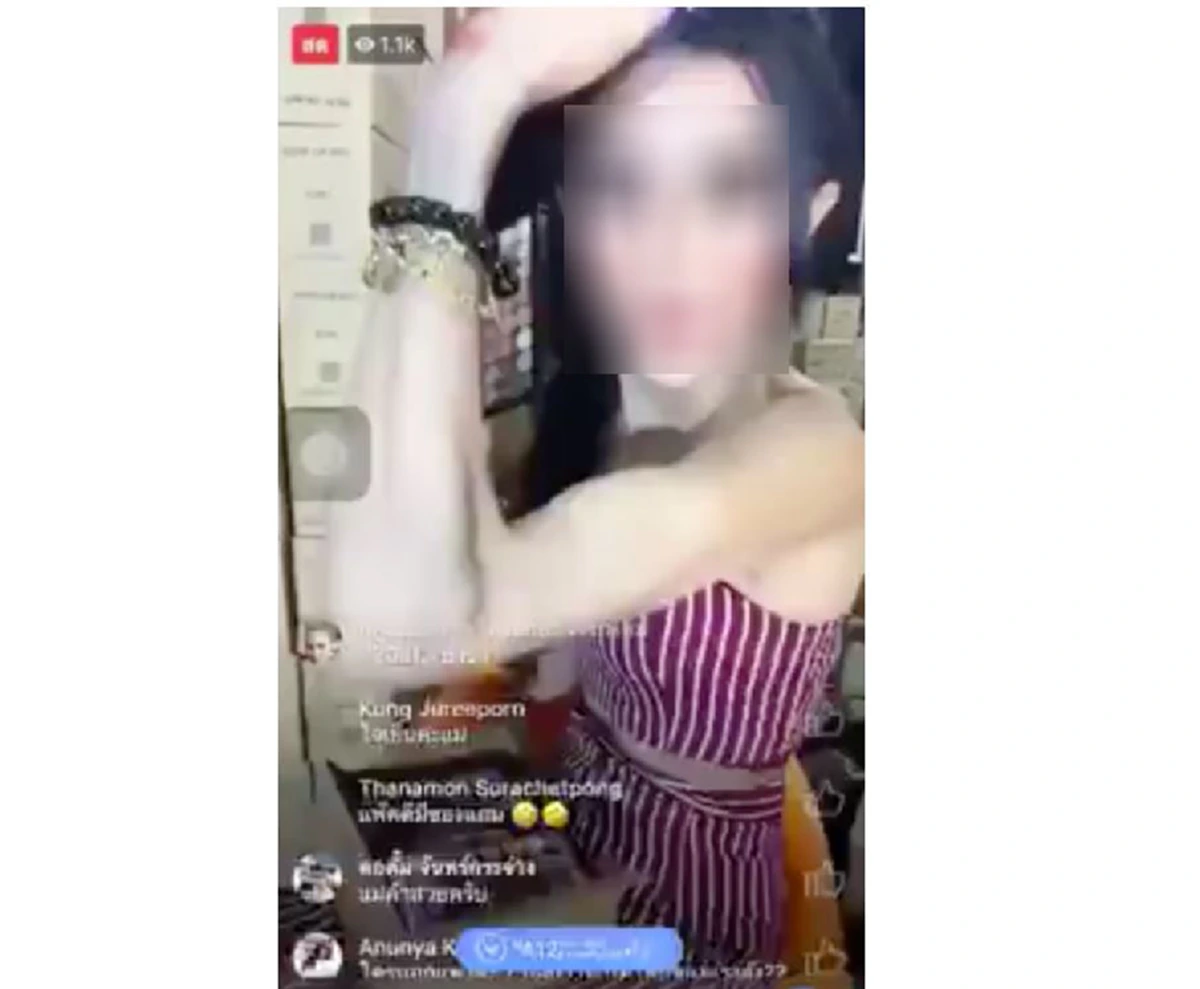 ซื้อของร้านกูยัง!! แม่ค้าปากเสีย สบถคำด่าไม่ไว้หน้าลูกค้าขณะไลฟ์สด ถามดีๆ กลับตะคอกด่าไล่ลูกค้าสุดเอือม ไม่ซื้อก็ออกไป มิติไหนใครกล้าซื้อ