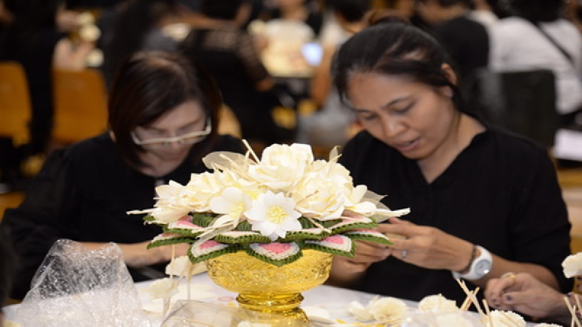 ทรงเปี่ยมพระเมตตาหาที่สุดมิได้!!! สมเด็จพระเทพ ฯ รับสั่ง สอน ประชาชนทำดอกไม้จันทน์ ร่วมถวายพระเพลิงพระบรมศพ ร.๙