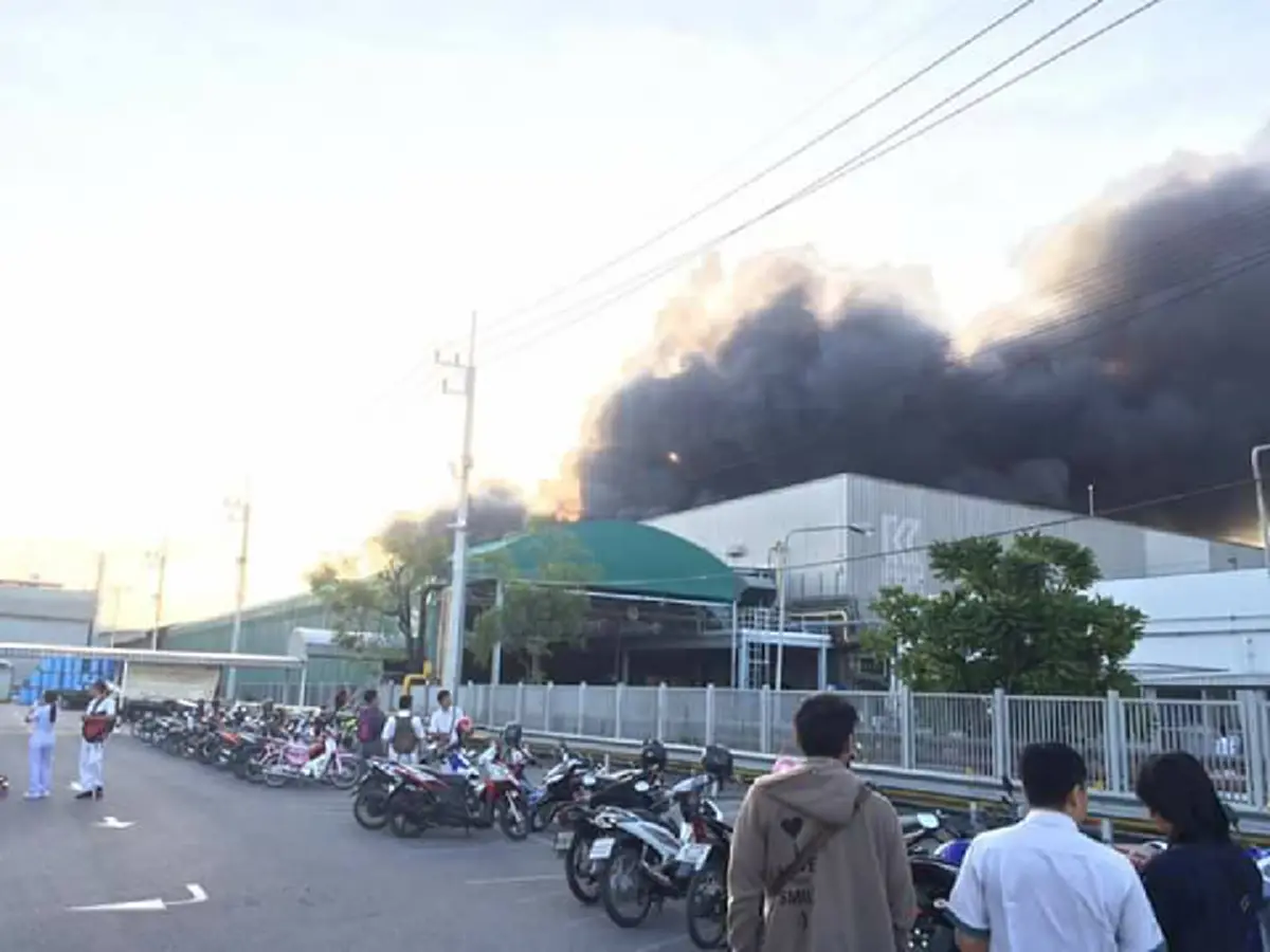 ด่วน!! ไฟไหม้โรงงาน "โออิชิ" นิคมอุตสาหกรรมนวนคร ควันพวยพุ่งเต็มท้องฟ้า  (คลิป)