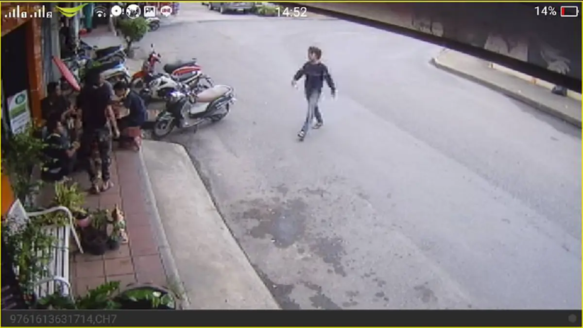 สังคมสมัยนี้มันอยู่ยาก!! "มารดา"โจ๋หัวร้อนกระโดดถีบกังฟูสุดกร่าง..เอ่ยขอโทษผู้เสียหาย!! เผย"ลูกชาย"มีอาการทางสมอง!!ต้องกินยาคุมสติตลอด(คลิป)