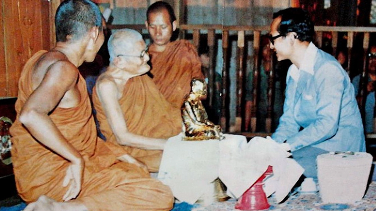 หลวงปู่แหวน!  อริยสงฆ์ในพระราชหฤทัยพระองค์เดียวที่ในหลวง ร.๙ ทรงจัดสร้างสิ่งมงคล โดยใช้รูปของหลวงปู่ นำมาแจกในพระราชพิธีสำคัญ