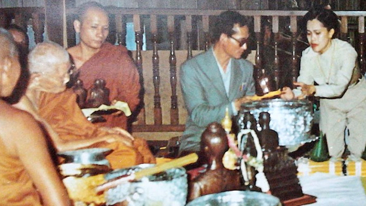 หลวงปู่แหวน!  อริยสงฆ์ในพระราชหฤทัยพระองค์เดียวที่ในหลวง ร.๙ ทรงจัดสร้างสิ่งมงคล โดยใช้รูปของหลวงปู่ นำมาแจกในพระราชพิธีสำคัญ