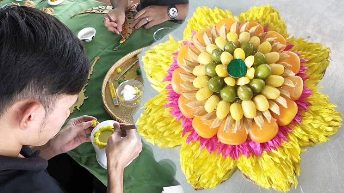 สมเด็จพระเทพฯ เสด็จในการกรองดอกรักชั้นเรือนยอดชั้นที่ ๙ พระจิตกาธานด้วยพระองค์เองถวายแด่งานพระราชพิธีถวายพระเพลิงพระบรมศพ ในหลวง ร.๙