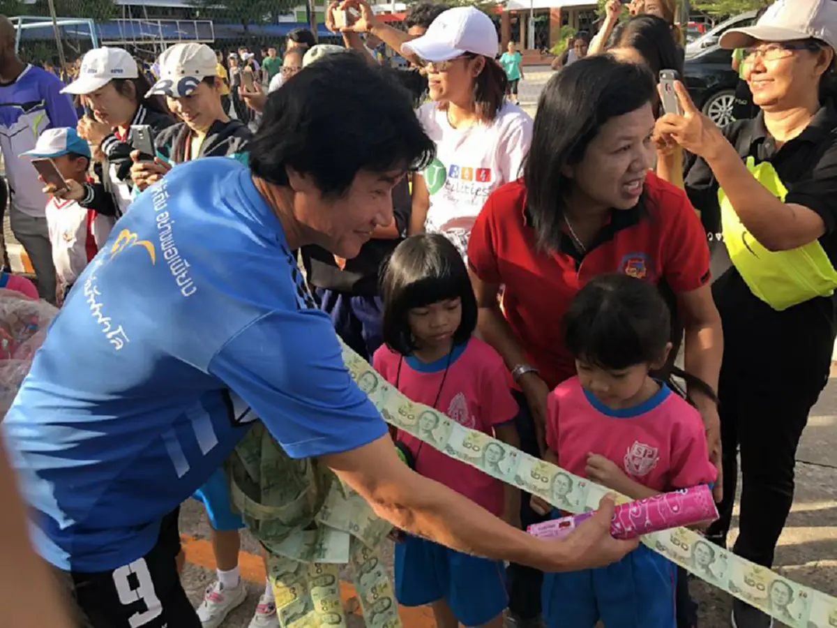 เชษฐ์สุดยอด! โครงการก้าวให้ถึงอย่างพอเพียง ของเชษฐ์ สไมล์บัฟฟ่าโล่ หาเงินสมทบโครงการก้าวคนล่ะก้าว ออกวิ่ง 2 รอบ ได้ยอดเงินกว่า 1ล้านบาท!