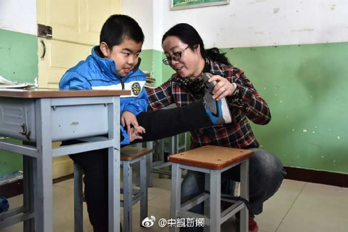 ขอกราบหัวใจ! คุณครูสาวนั่่งลงที่พื้นเป็นพันๆครั้ง เพื่อดูแลเด็กนักเรียนที่พิการ ไม่สามารถลุกยืนหรือเดินเองได้ (ชมภาพ)