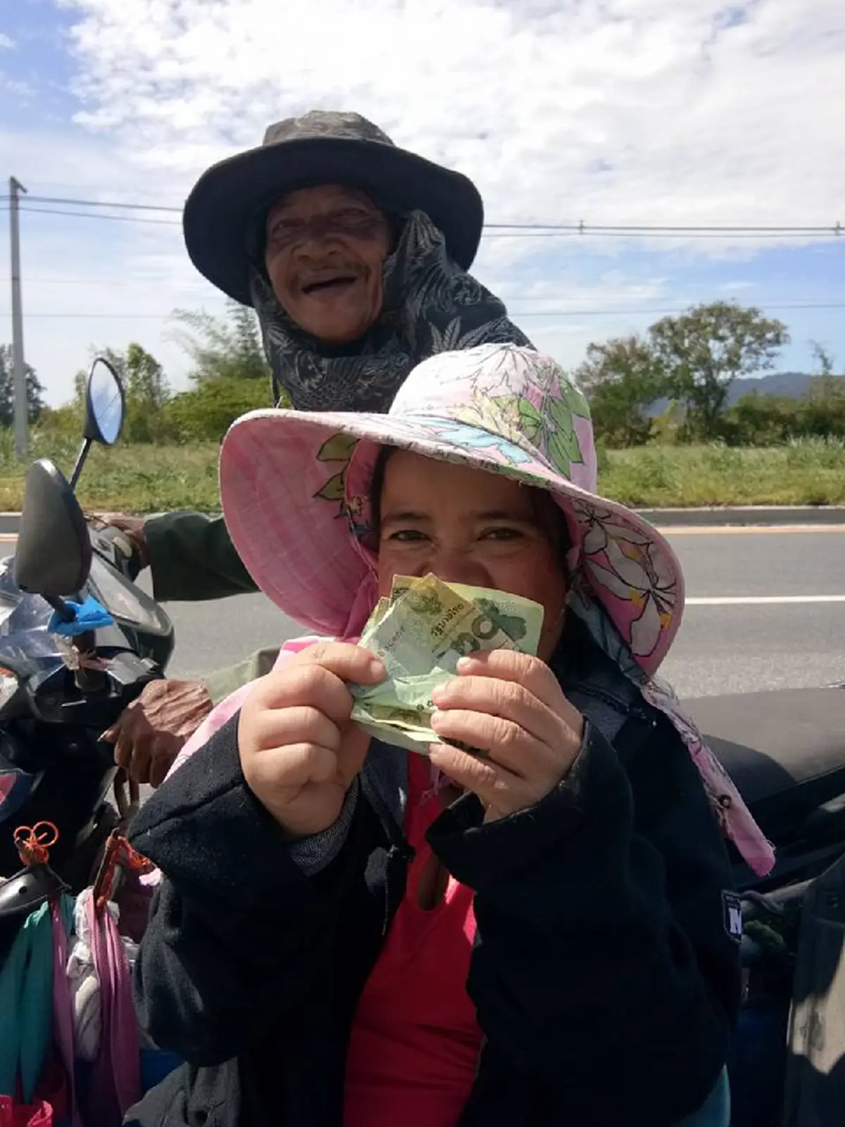 สไมล์สไตล์เชษฐ์…ขณะขับรถไปวิ่งระยองช่วยพี่ตูนให้ได้10ล้าน ระหว่างทางเจอคนขี่พ่วงข้างเก็บของเก่า เลยแวะทำสิ่งน่าชื่นชมลุงถึงยิ้มดีใจยกมือไหว้