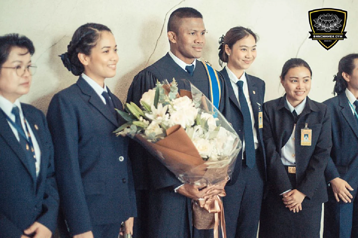 ลุคส์นี้ไม่ได้เห็นง่ายๆ!! ชาวเน็ตยินดี "บัวขาว" รับปริญญาตรีบริหารธุรกิจสมใจฝัน! รัวภาพชุดสุดเท่ห์ไม่ทิ้งแววทะเล้น #ลุ้นเลย "พี่ตูน"จะว่าไง?