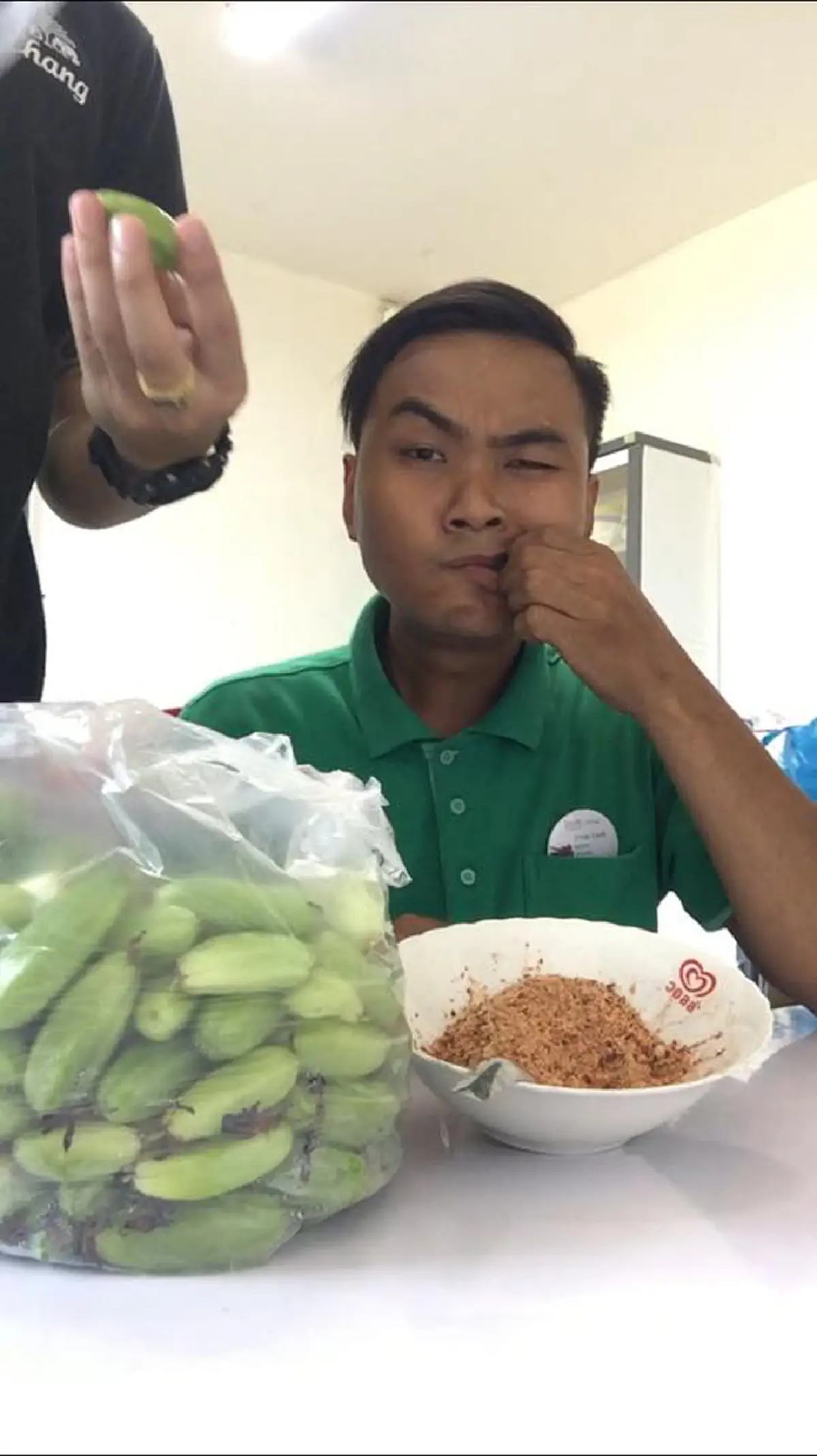 โหด..มัน..ฮา!! เมื่อ 2 หนุ่มโชว์กินตะลิงปลิงกองโต ภายในระยะเวลาไม่กี่นาที ทำชาวเน็ตซี๊ดปากตาม ลีลาจะแซ่บขนาดไหนต้องดู!? (มีคลิป)