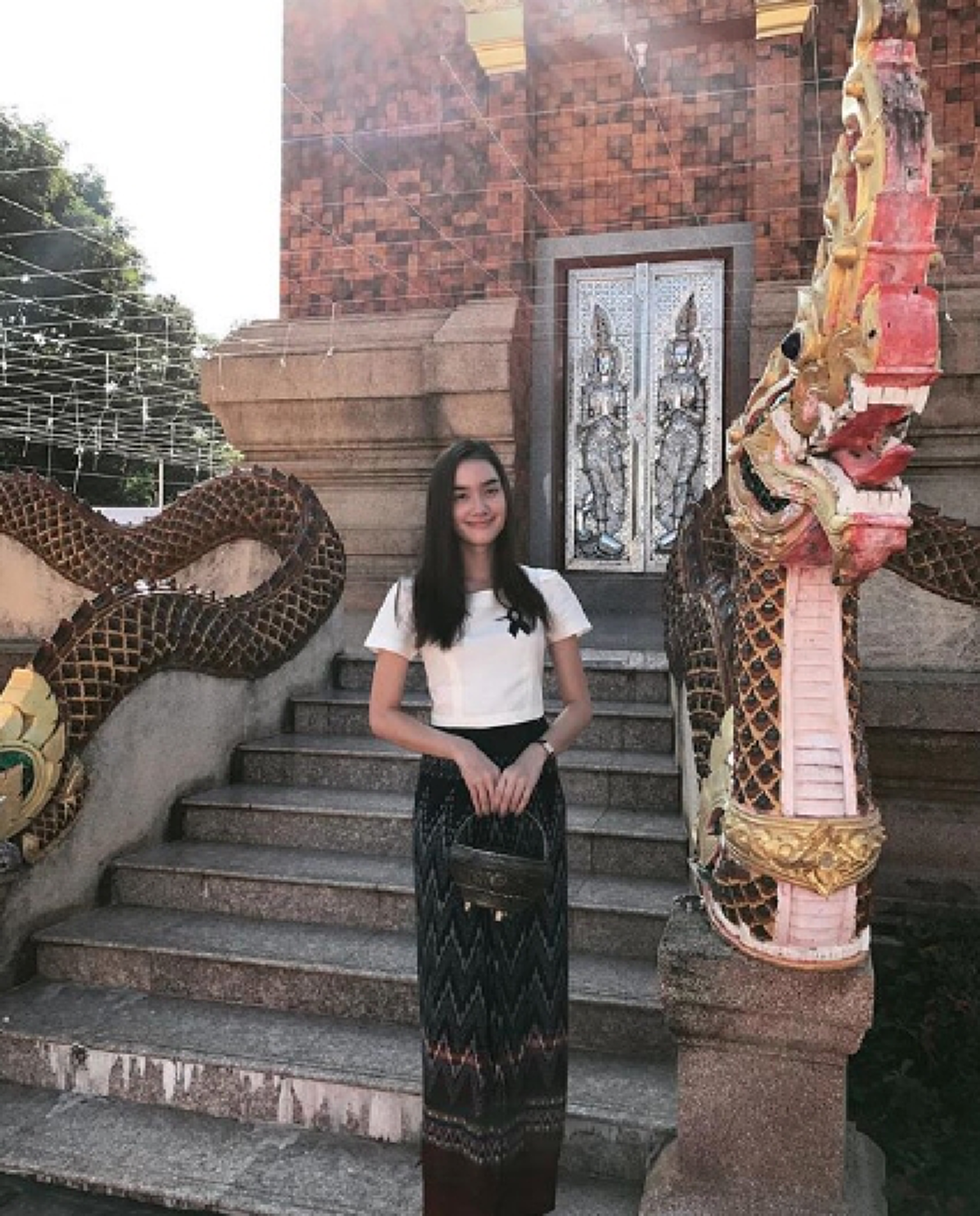 #ไม่ค่อยจะได้เห็น!! เธอเป็นลูกครึ่ง แต่หัวใจไทยแท้ นางเอกสาว "เดียร์น่า" ชอบเข้าวัดทำบุญ นุ่งผ้าซิ่น ไหมไทยทุกครั้ง คนไทยแท้ๆยังอาย !! (ภาพ)