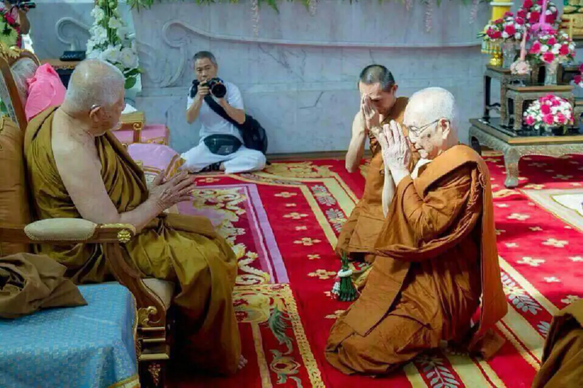 นี่แหละพระแท้! ไม่ยึดในยศสมณศักดิ์ และทรัพย์ใดใด เผยภาพ "สมเด็จพระอริยวงศาคตญาณ" (สมเด็จพระมหามุนีวงศ์) ก้มกราบ "หลวงพ่อวิริยังค์"
