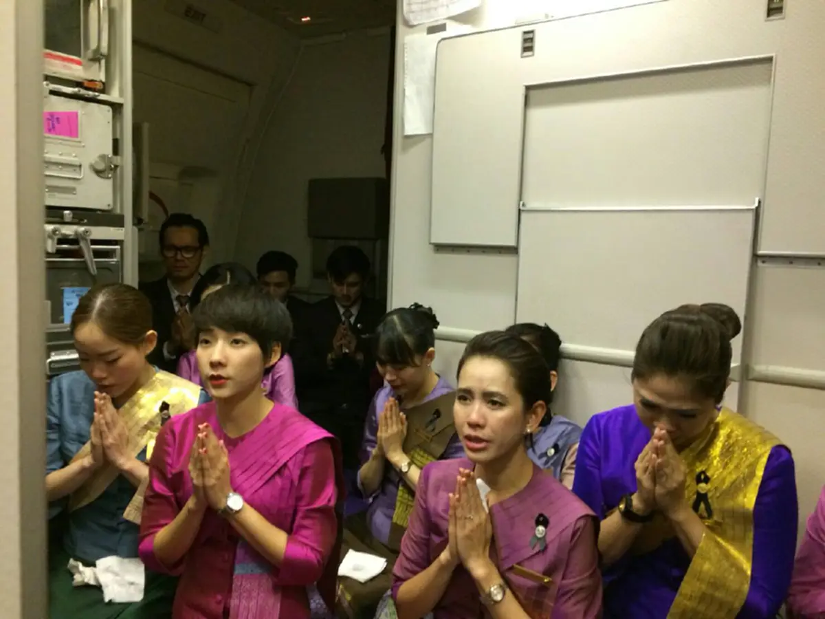 กราบลา น้ำตาริน...ภาพความรู้สึกจากหัวใจ"กัปตัน-ลูกเรือ" สายการบินไทย ก้มกราบพระบรมฉายาลักษณ์ ในหลวง ร.9 ด้วยความอาลัยสูงสุด (ภาพชุด)