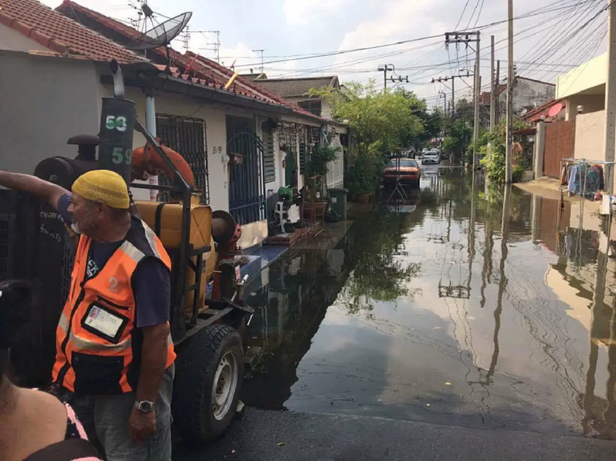 ที่สุดน้ำพระทัย!!สมเด็จพระเจ้าอยู่หัว ทรงพระมหากรุณาธิคุณล้นพ้น พระราชทานพวงมาลาหลวง วางหน้าหีบศพ จนท.ระบายน้ำกทม.เสียชีวิตขณะปฏิบัติหน้าที่