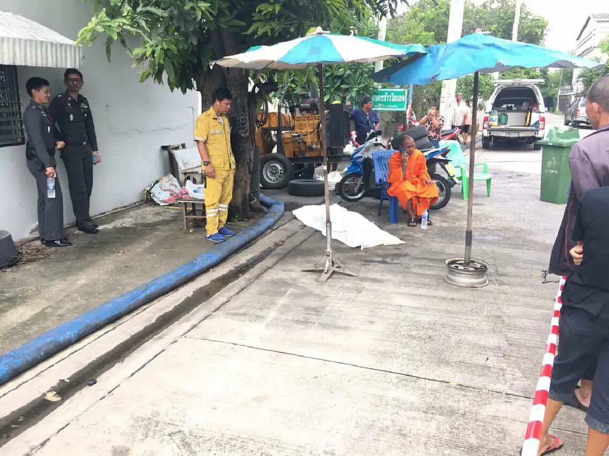 คารวะหัวใจ!!! "เจ้าหน้าที่ สนง.เขตลาดพร้าว โหมงานเร่งระบายน้ำท่วมช่วยประชาชนจนเสียชีวิต #ขอยกย่องข้าราชการเพื่อประชาชนตัวจริง!!!