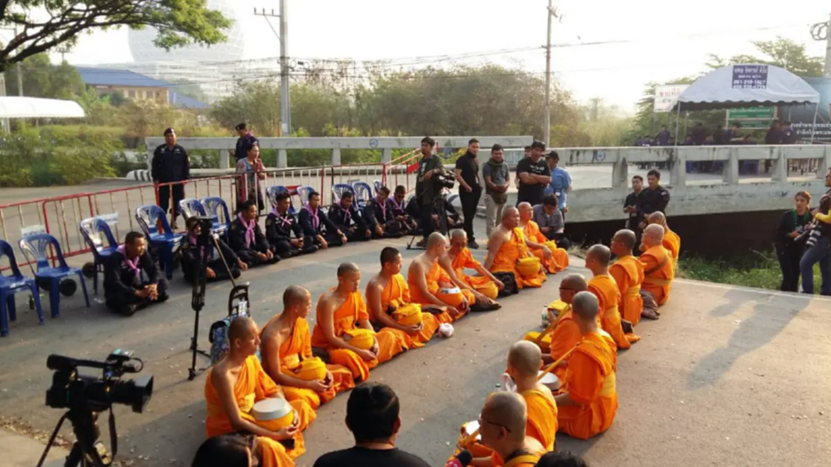 นิดหน่อยก็เอา!!! บรรยากาศประตู 5-6 "วัดพระธรรมกาย" พระสงฆ์ 16 รูป นั่งรวมตัวเพื่อประท้วงกดดันให้เจ้าหน้าที่ เปิดทางเข้า (ชมภาพ)